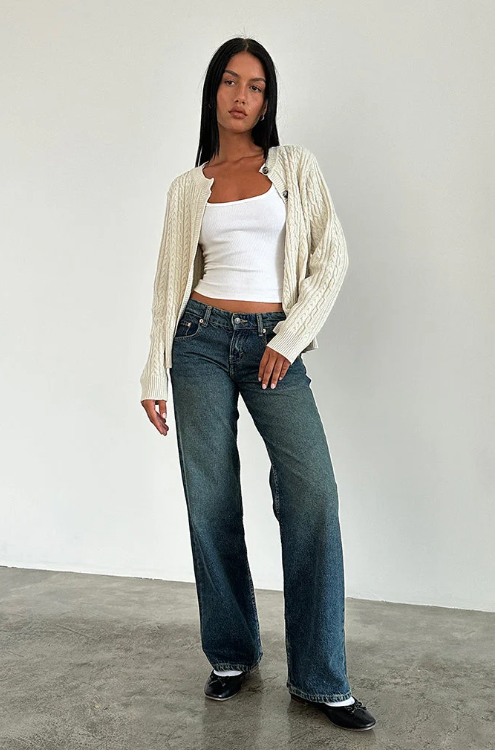 Straight-Leg Jeans with Low Rise – Trendy Women's Trousers
