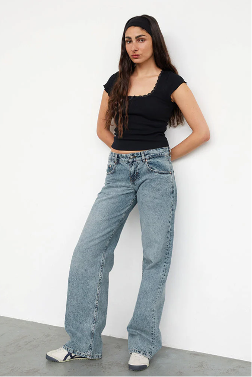 Straight-Leg Jeans with Low Rise – Trendy Women's Trousers