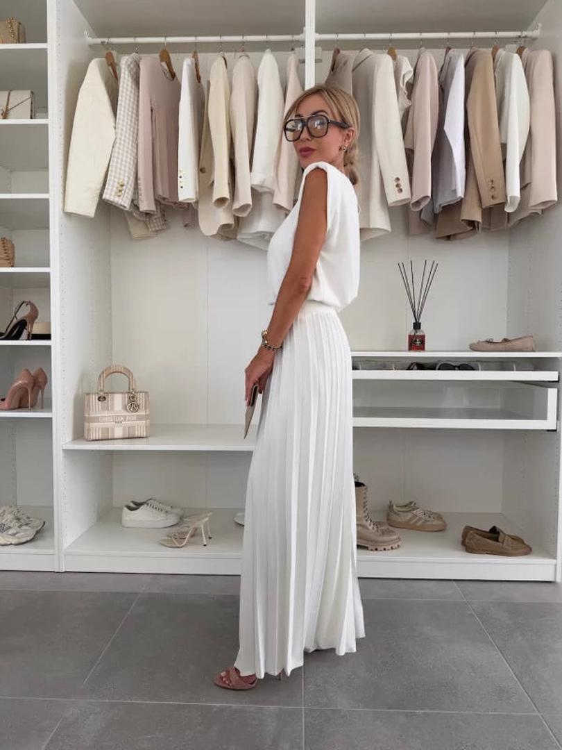 Two-Piece Set with Pleated Trousers and Sleeveless Top