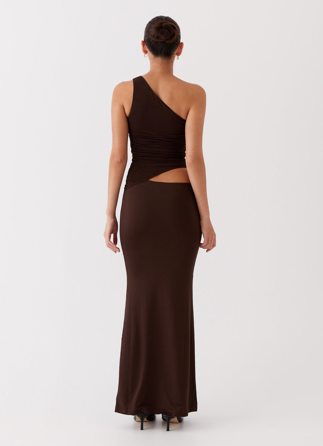 Long dress with one shoulder design and cut-out detail