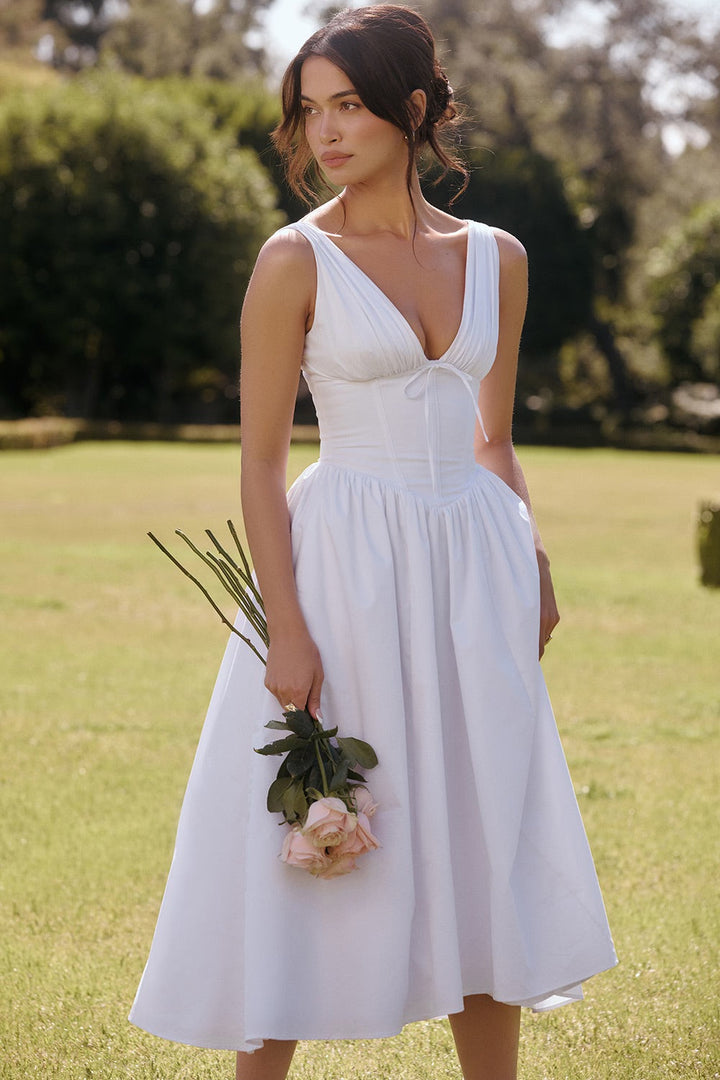 Sleeveless Evening Dress with V-Neck in Elegant Style