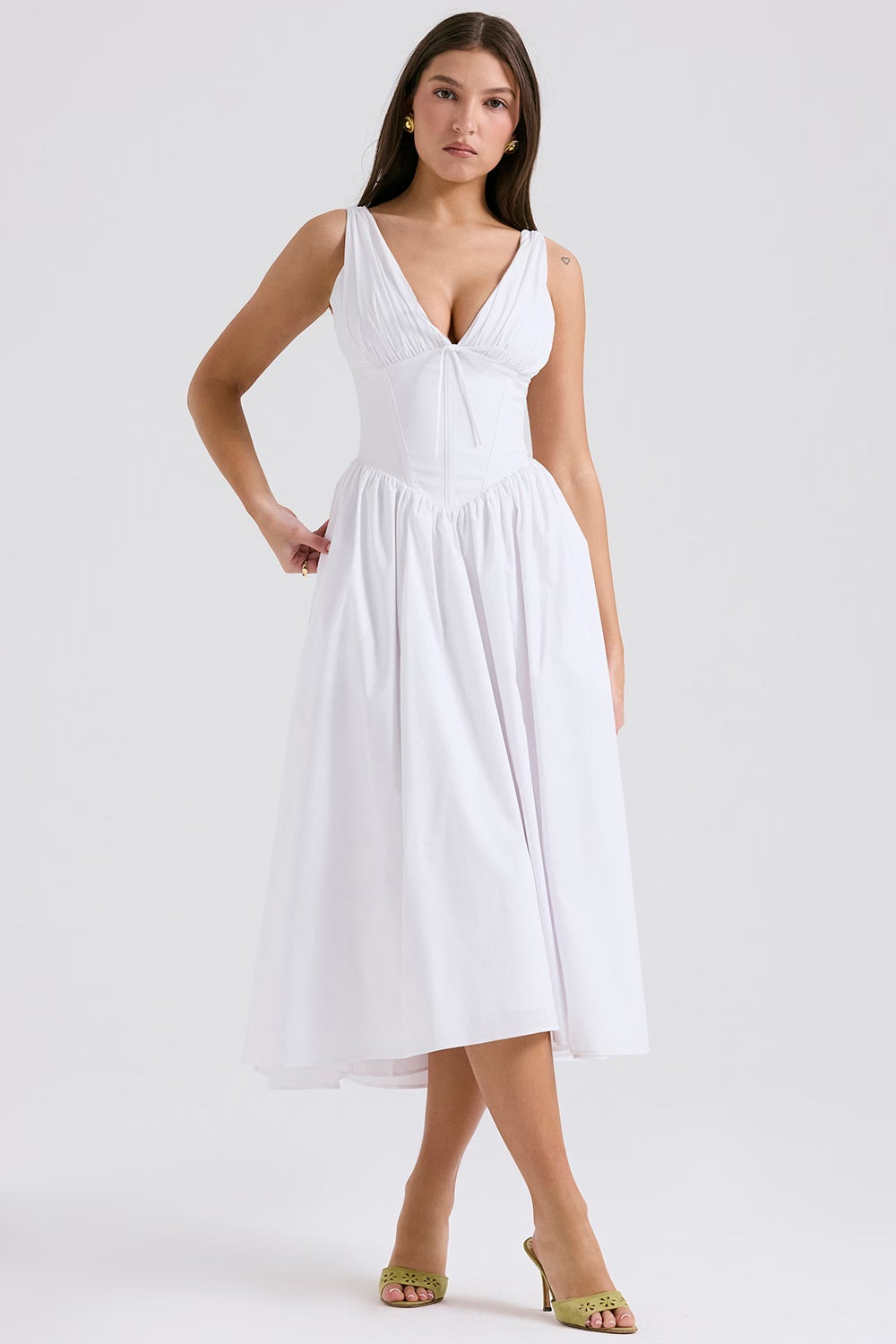 Sleeveless Evening Dress with V-Neck in Elegant Style