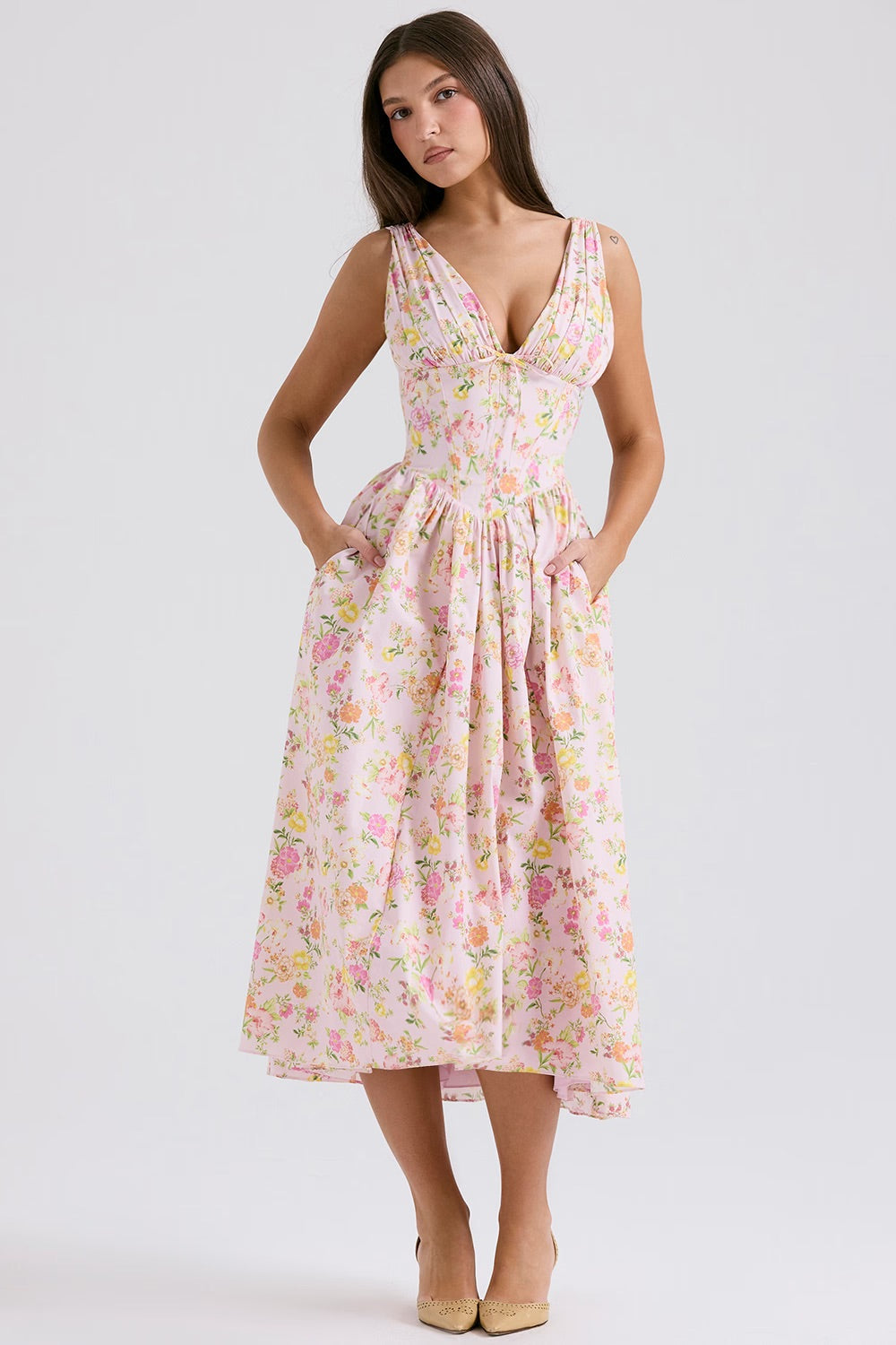 Sleeveless Evening Dress with V-Neck in Elegant Style
